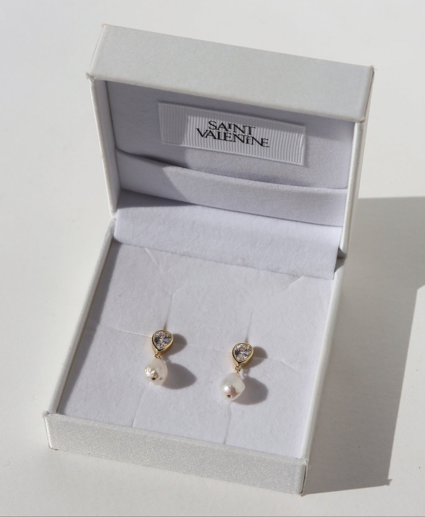 Eros Pear & Pearl Earrings - Gold