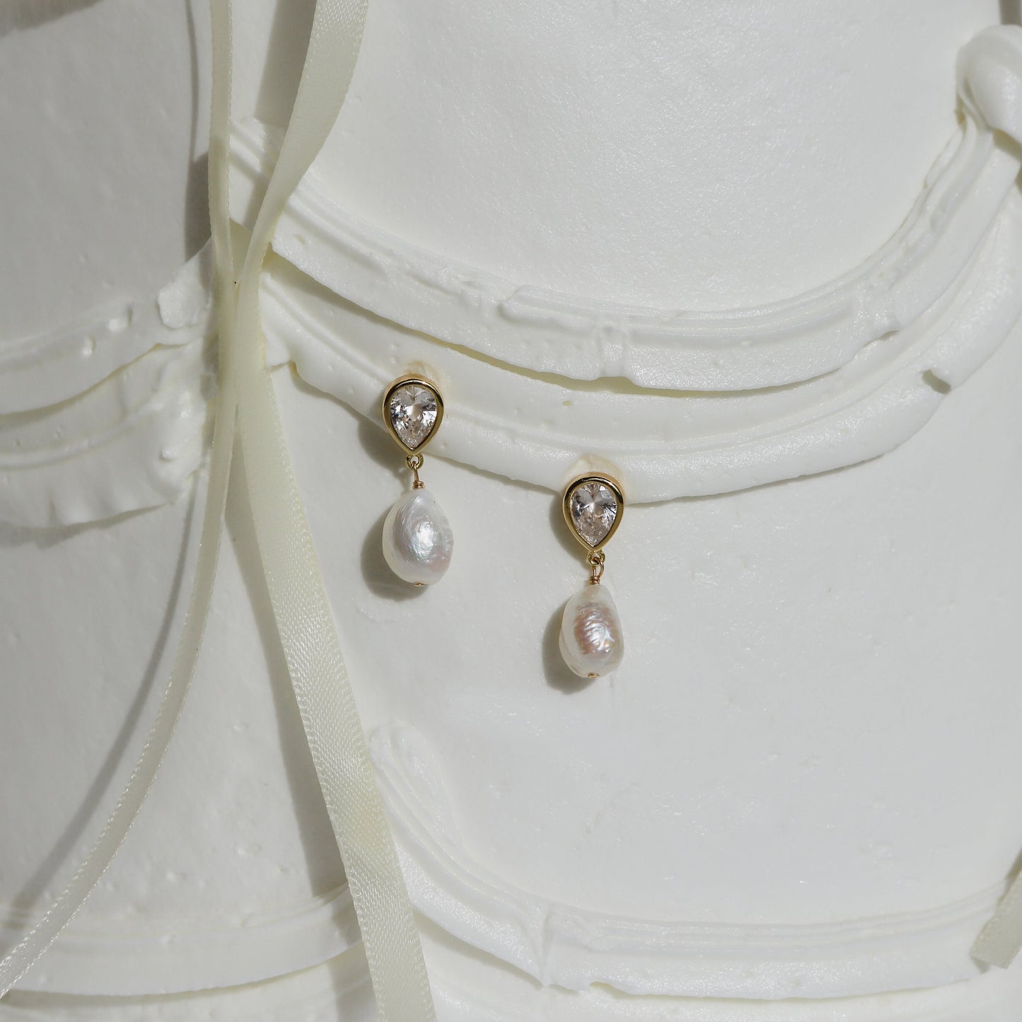 Eros Pear & Pearl Earrings - Gold