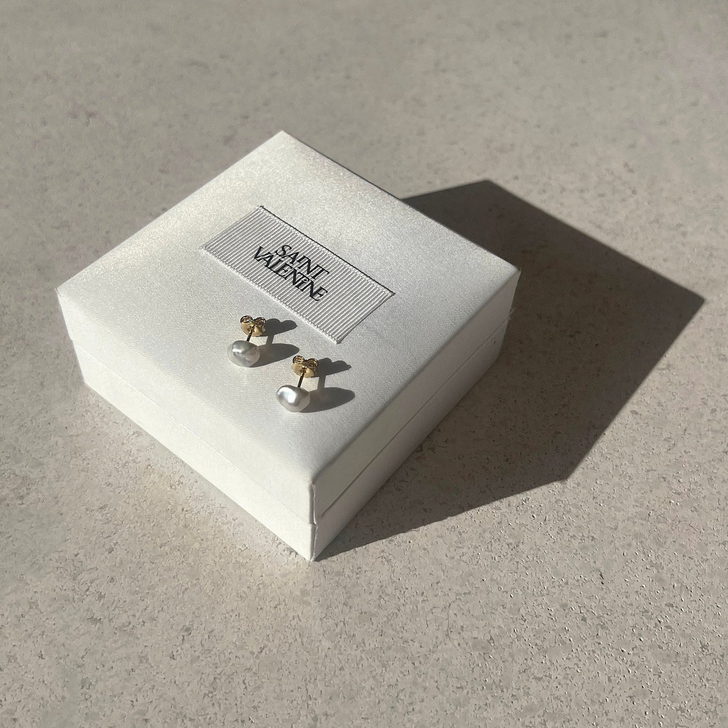 Mara Keshi Pearl Studs - Gold