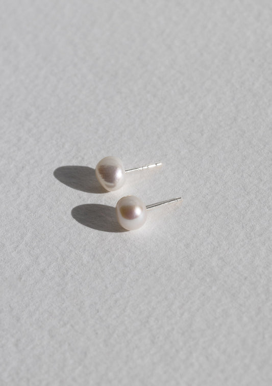 Mara Keshi Pearl Studs - Silver