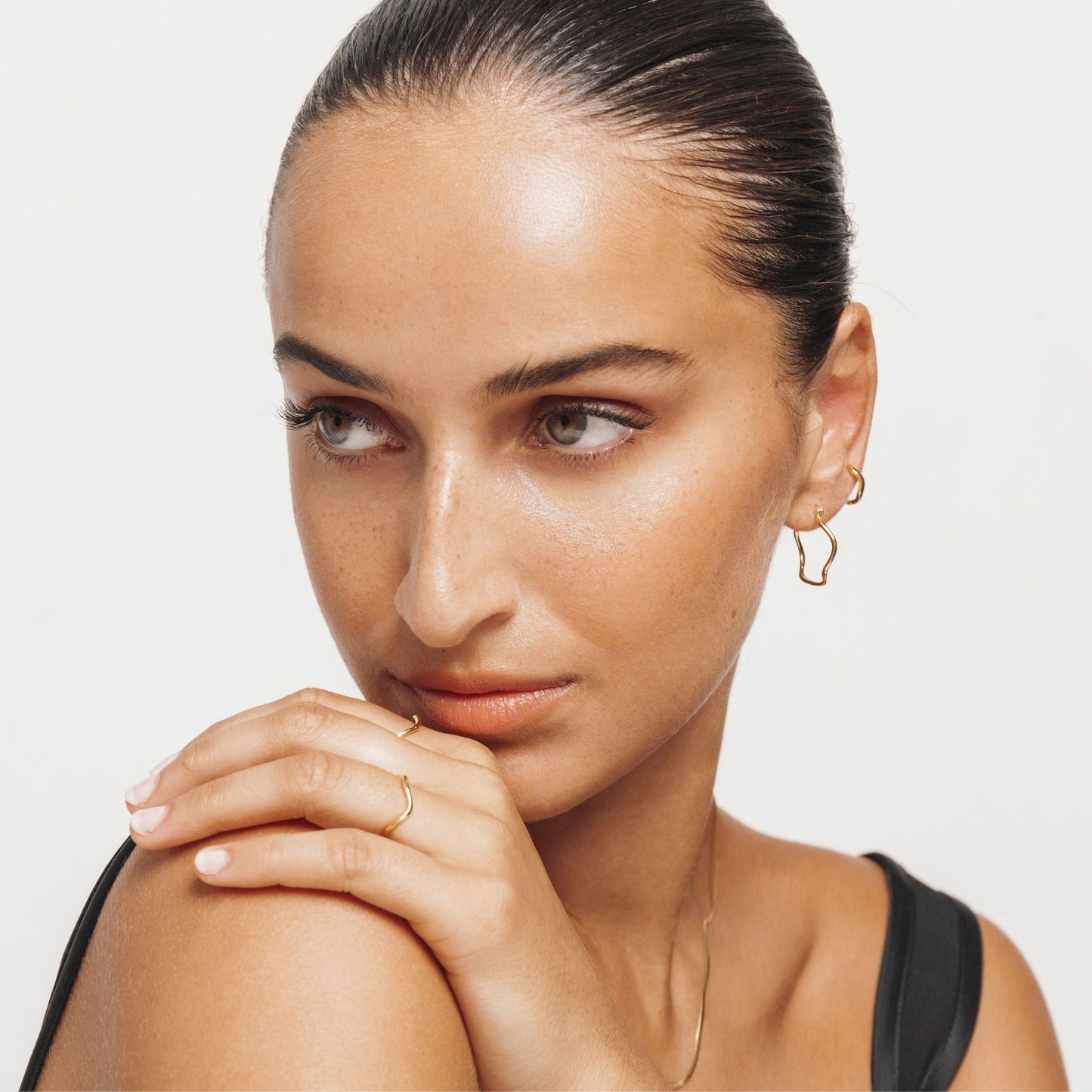 Vera Wave Huggie - Single - Gold